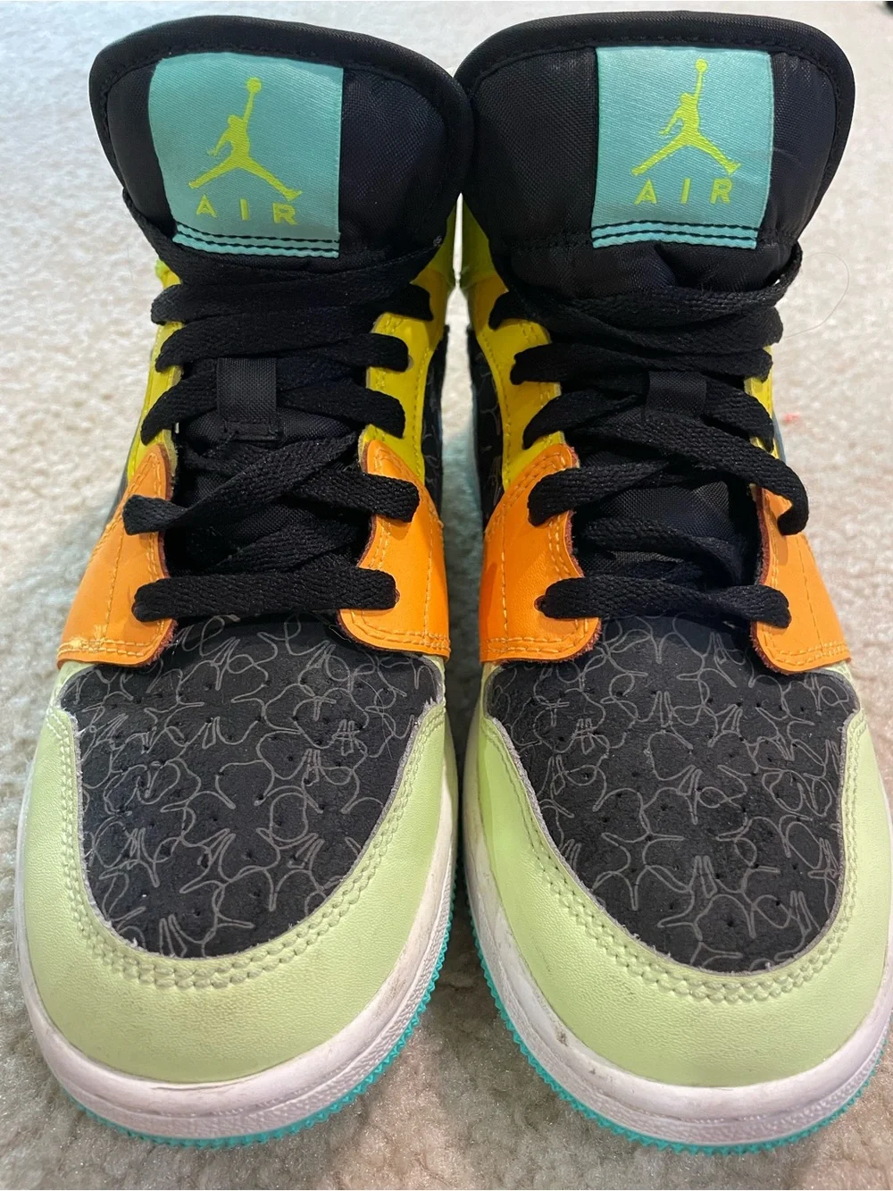 Nike Air Jordan 1 Mid SE GS 'Aurora Green' (Clover) - Kids 5.5Y or Womens 7.5/8